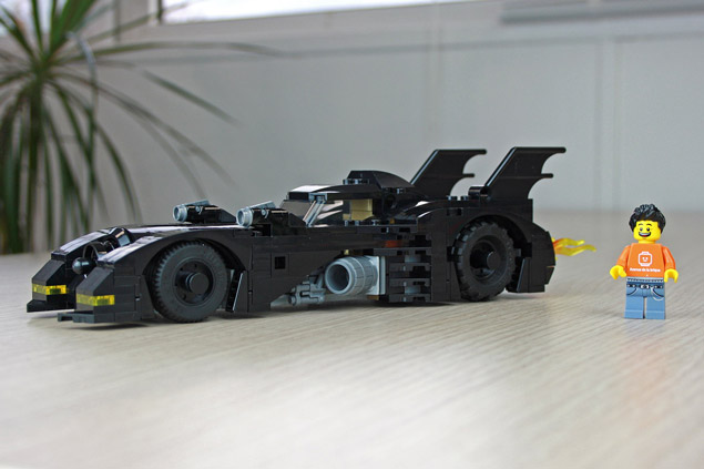 La Mini Batmobile LEGO 40433 à côté de notre minifigurine