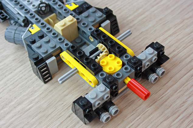 Le mécanisme qui fait tourner la flamme de la Mini Batmobile LEGO 40433