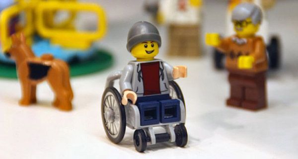 1re minifigurine en fauteuil roulant dévoilée par LEGO