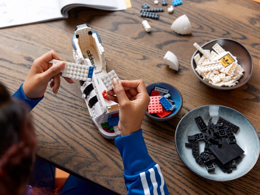 LEGO Icons 10282 pas cher, Adidas Originals Superstar