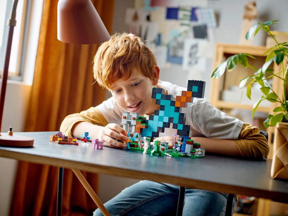 LEGO Minecraft 21244 L'Avant-Poste de l'Épée, Jouet, et Figurines