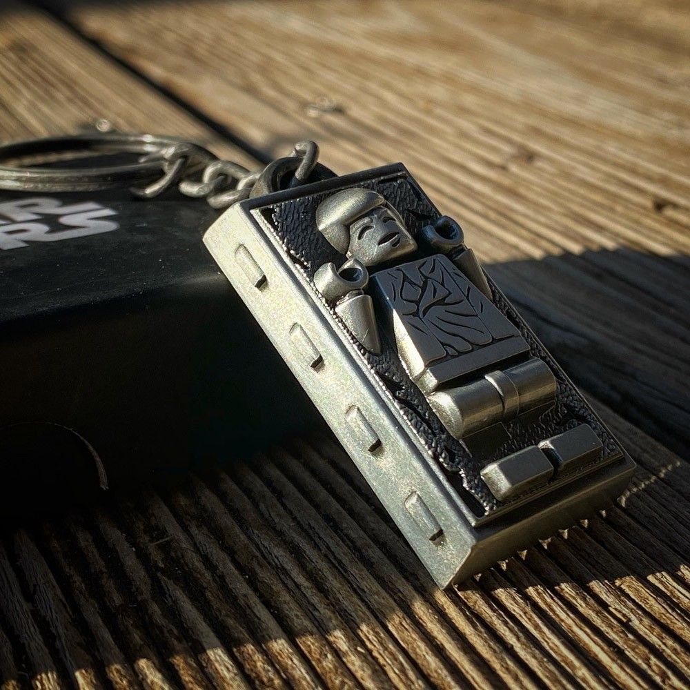 Le porte-clés LEGO Star Wars en métal de Han Solo dans la carbonite