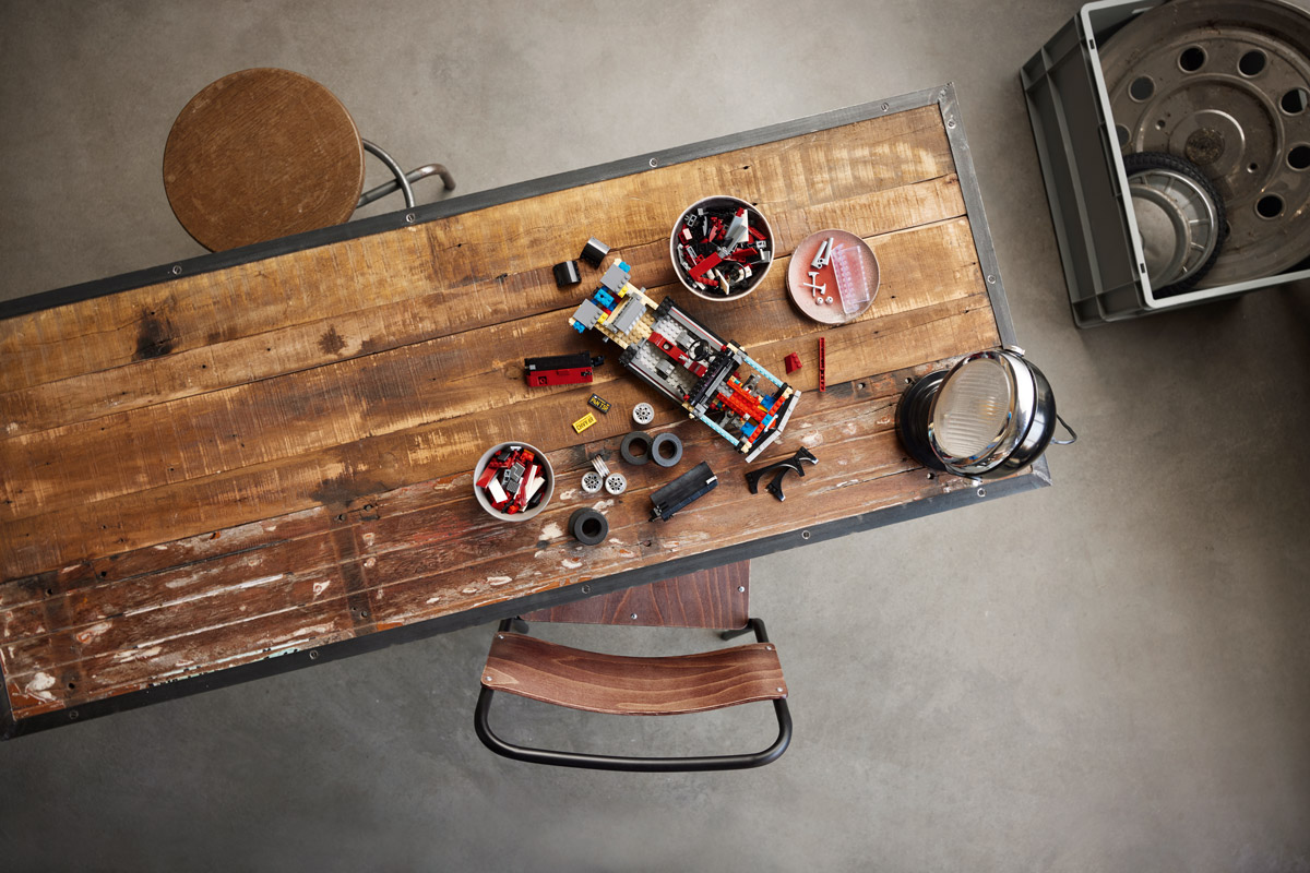 La Chevrolet Camaro Z28 LEGO en cours d'assemblage...